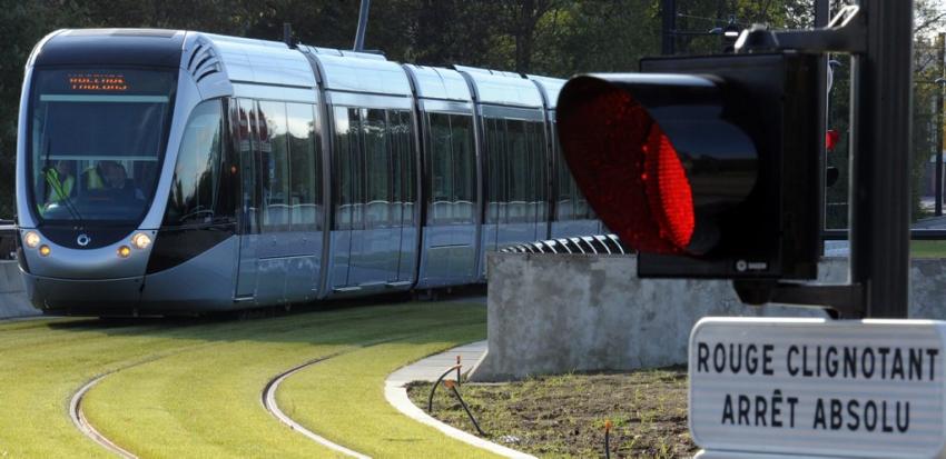 Exemple d'un feu rouge clignotant s'activant uniquement lors d'un passage d'un tram